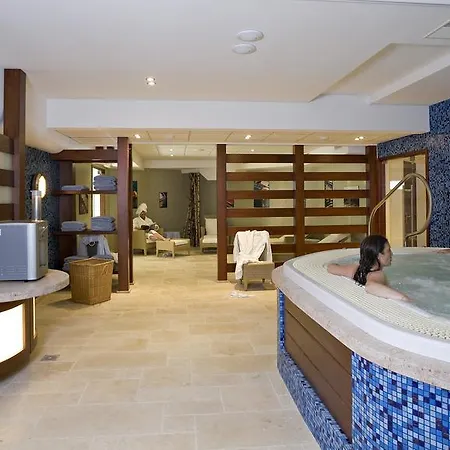 Cecile Hotel